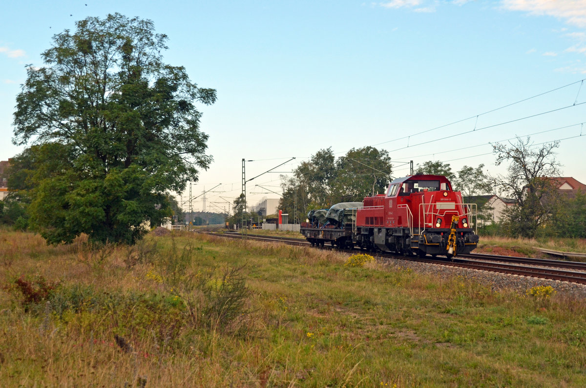 261 044 schleppte am 29.09.20 einen Flachwagen, beladen mit zwei Drehgestellen, durch Jütrichau Richtung Roßlau.