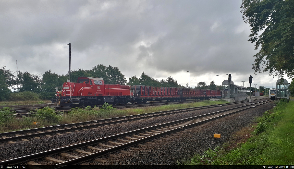 261 045-9 (Voith Gravita 10 BB) war an diesem vorletzten Augustmorgen ein paar Stunden später mit der Bedienung des WDI Drahtwerks in Rothenburg (Saale) dran. Im Bahnhof Könnern wartet sie mit den beladenen Wagen die Abfahrt Richtung Baalberge ab.

🧰 DB Cargo
🕓 30.8.2021 | 9:00 Uhr

(Smartphone-Aufnahme)