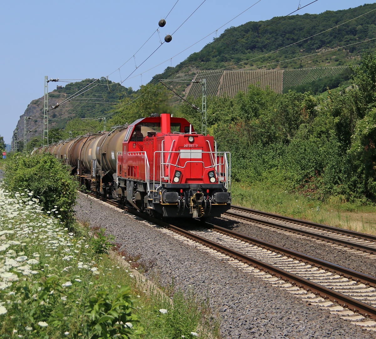 261 051-7 mit Kesselwagen in Fahrtrichtung Koblenz. Aufgenommen in Leutesdorf am 17.07.2015.