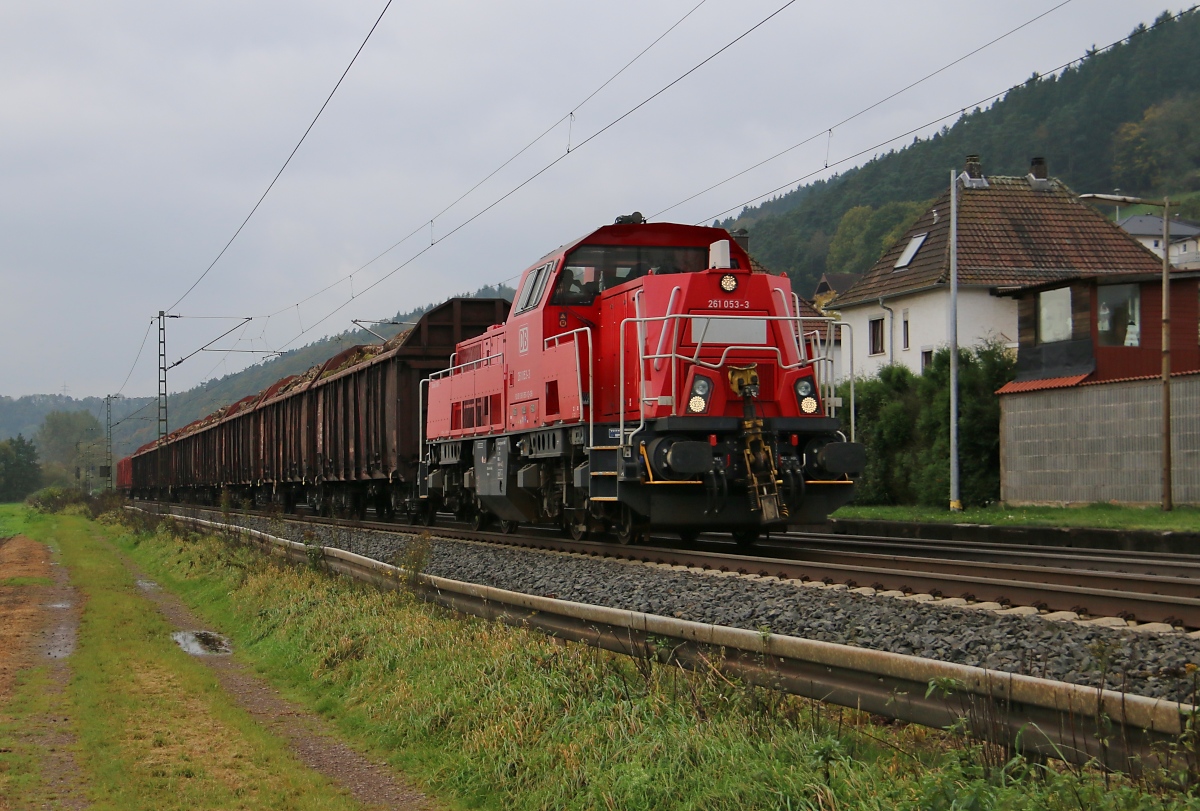 261 053-3 mit Holzzug als Übergabe von Bad Hersfeld kommend in Richtung Bebra. Aufgenommen in Ludwigsau-Friedlos am 10.10.2014