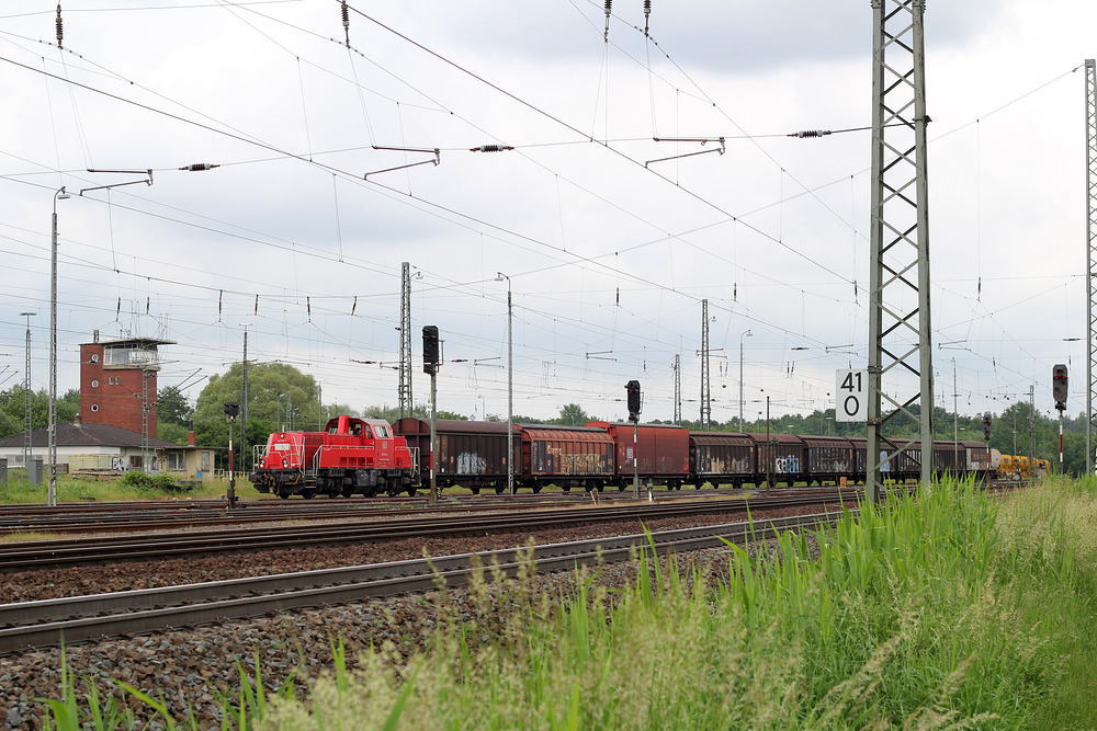 261 054 rangiert mit den Wagen der Dieburger Übergabe im Güterbahnhof Darmstadt-Kranichstein.
Aufgenommen am 3. Juni 2016