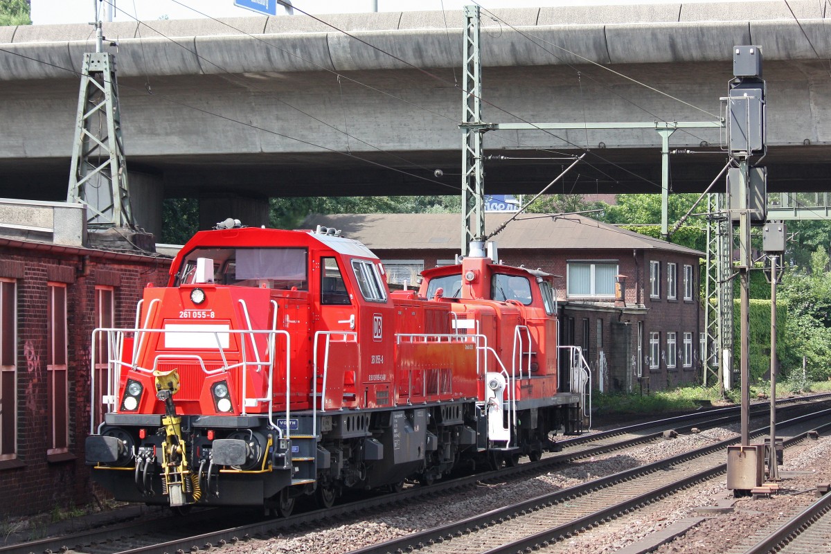 261 055 am 29.7.13 mit 362 523  in Hamburg-Harburg.