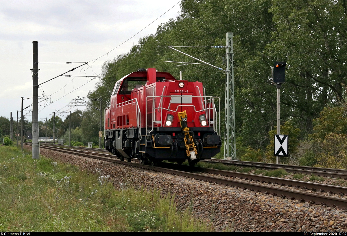 261 061-6 (Voith Gravita 10 BB) als Tfzf unterwegs am km 11,6 in Zscherben Richtung Halle Rosengarten.

🧰 DB Cargo
🚩 Bahnstrecke Halle–Hann. Münden (KBS 590)
🕓 3.9.2020 | 17:37 Uhr