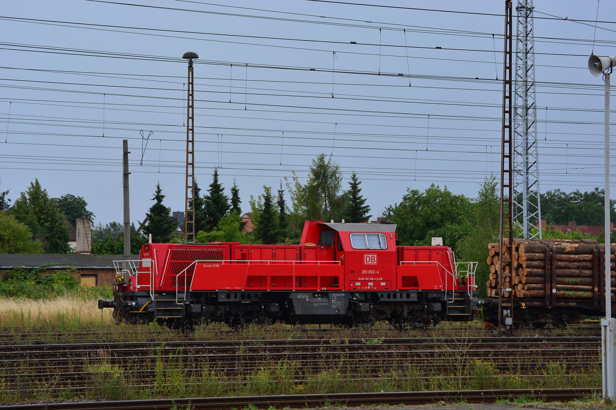 261 062-4 hatte mit ihrem Holzzug am 22.7.18 ebenfalls Sonntagsruhe und stand im Güterbahnhof abgestellt.

Stendal 22.07.2018