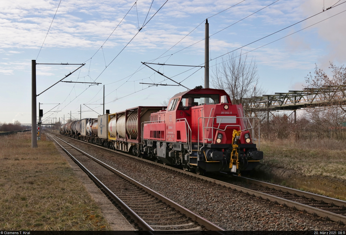 261 064-0 (Voith Gravita 10 BB) durchfährt mit Kesselwagen und Tankcontainern den Hp Leuna Werke Süd auf dem Gegengleis Richtung Merseburg Hbf.

🧰 DB Cargo
🚩 Bahnstrecke Halle–Bebra (KBS 580)
🕓 20.3.2021 | 8:11 Uhr