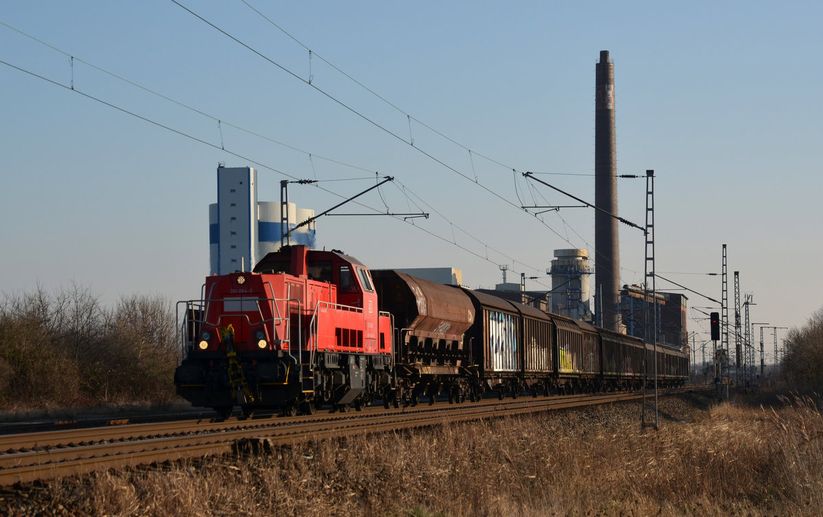 261 064 schleppte am 15.01.18 eine Übergabe durch Delitzsch zum Rbf Halle(S).