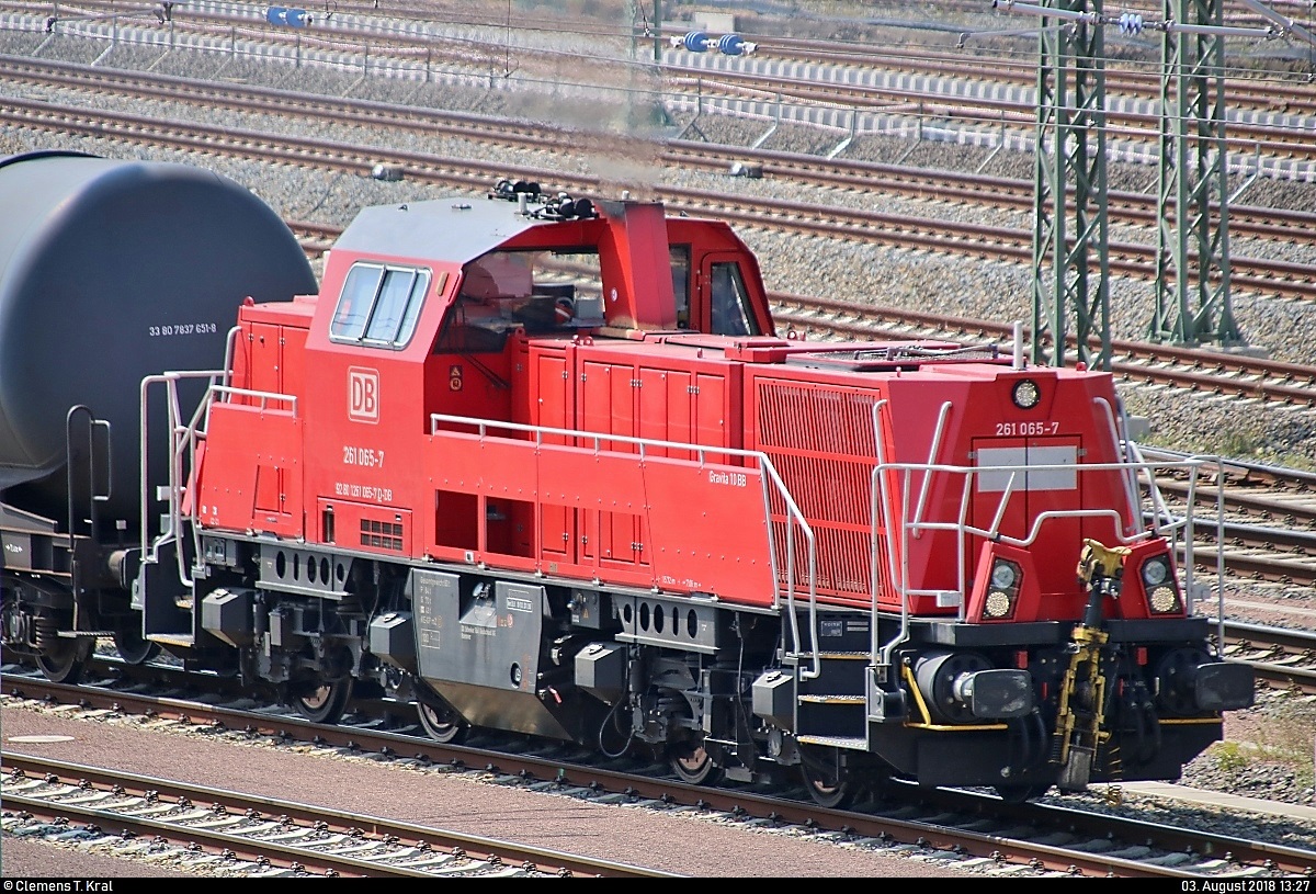 261 065-7 (Voith Gravita) DB rangiert mit einigen Kesselwagen in der neuen Zugbildungsanlage (ZBA) Halle (Saale).
Aufgenommen von der Berliner Brücke.
[3.8.2018 | 13:27 Uhr]