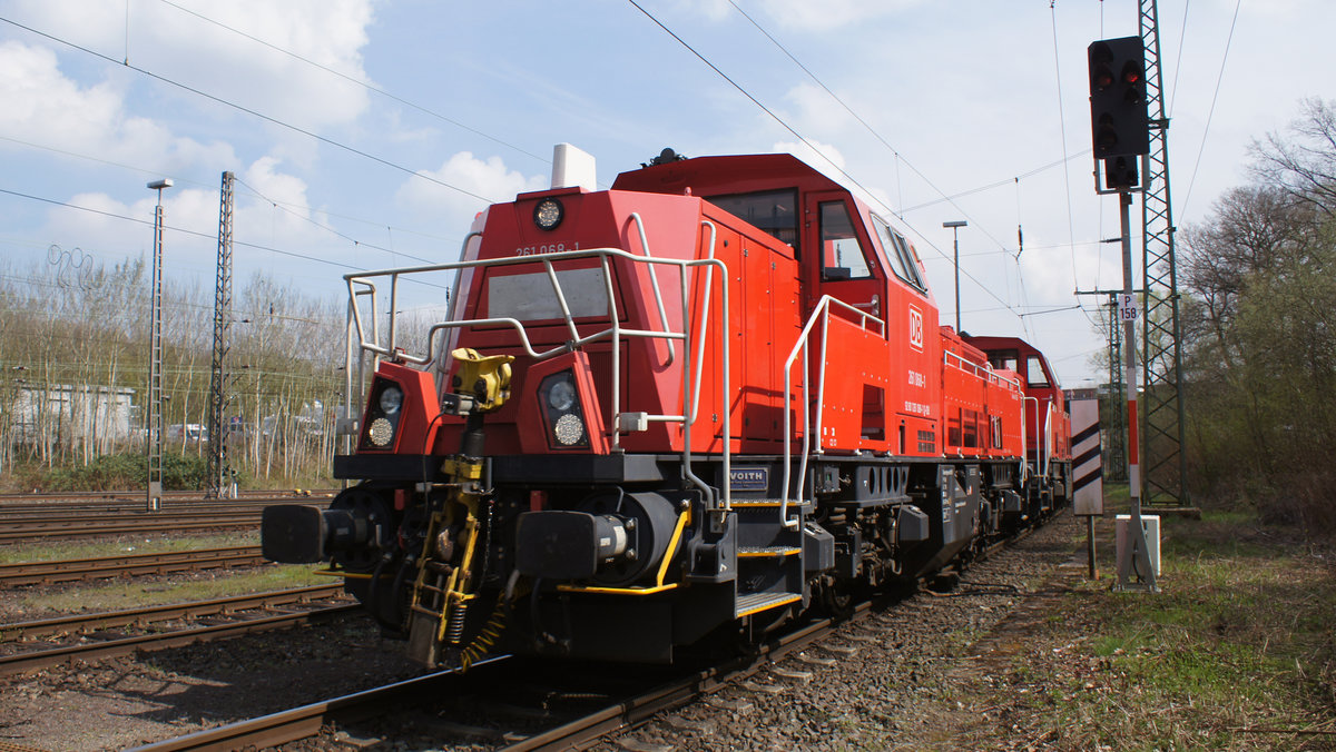 261-068-1 und 261 076-4 fahren am 12.04.2016 in den Rangierbahnhof von Osnabrück ein. Die Aufnahme ist vom Haseuferweg aus entstanden, der südlich parallel entlang der Bahnhofsgleise verläuft.
