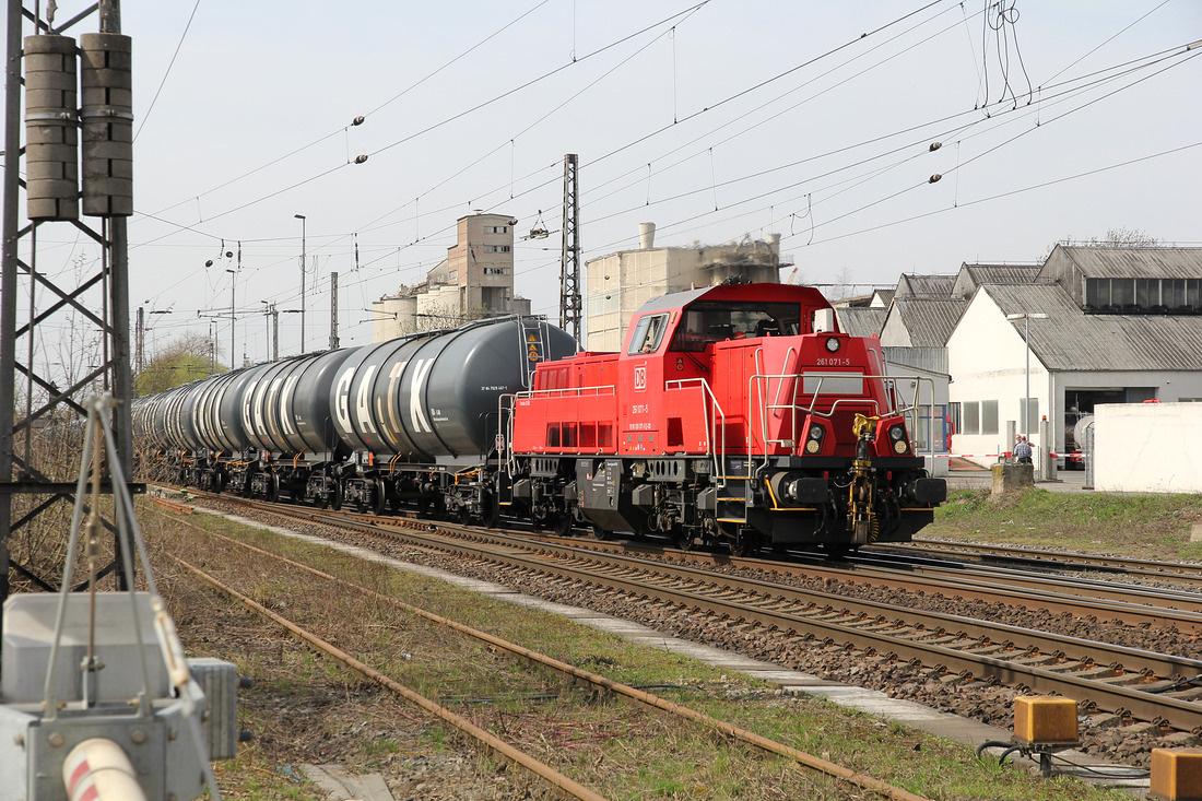 261 071 erreicht mit Kesselwagen aus dem Tanklager am Misburger Hafen den Güterbahnhof Misburg.
Aufnahmedatum: 31. März 2017