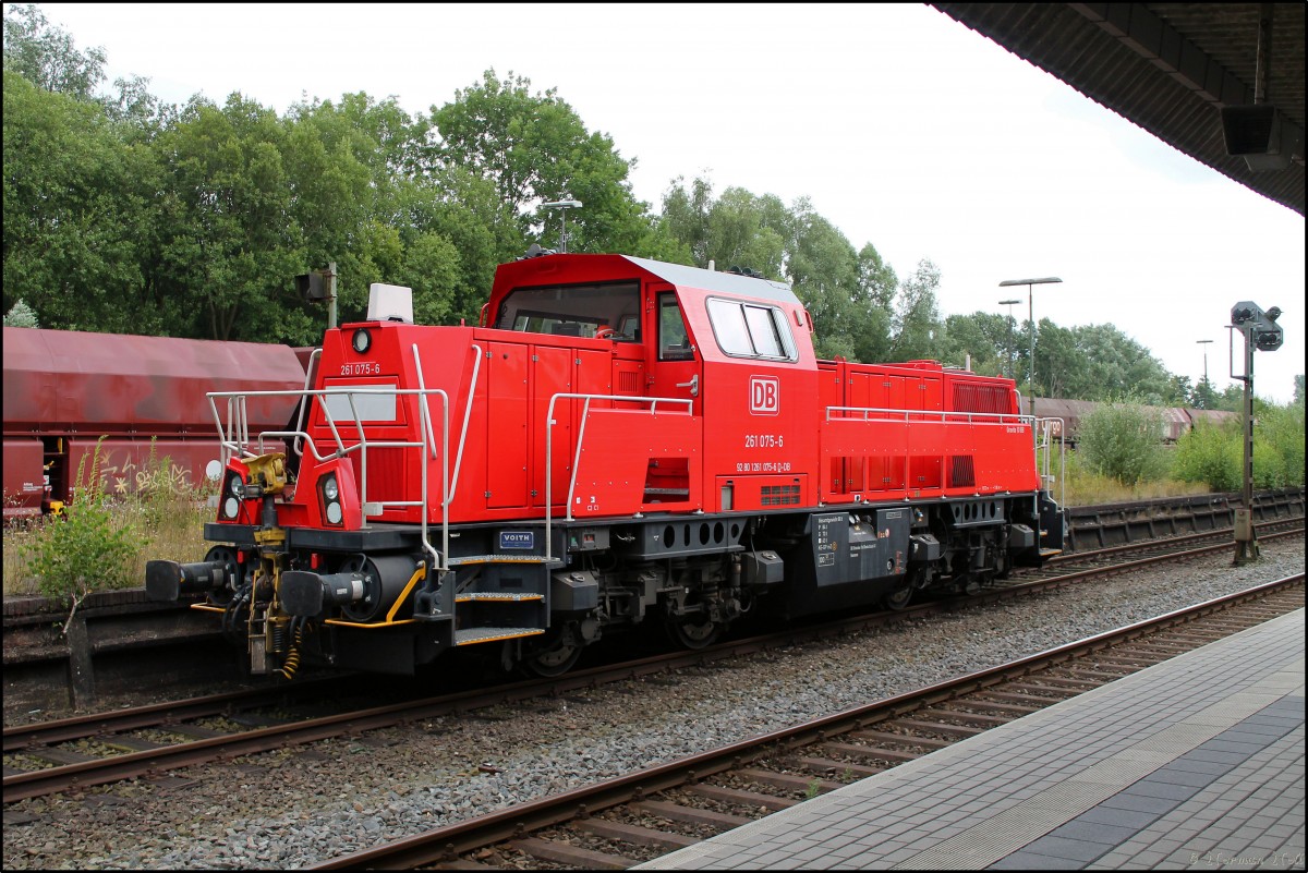 261 075-6 der DB Schenker Rail Deutschland AG Hannover abgestellt auf Bf Sande und wartet auf neue Aufgaben. 14/07/2014