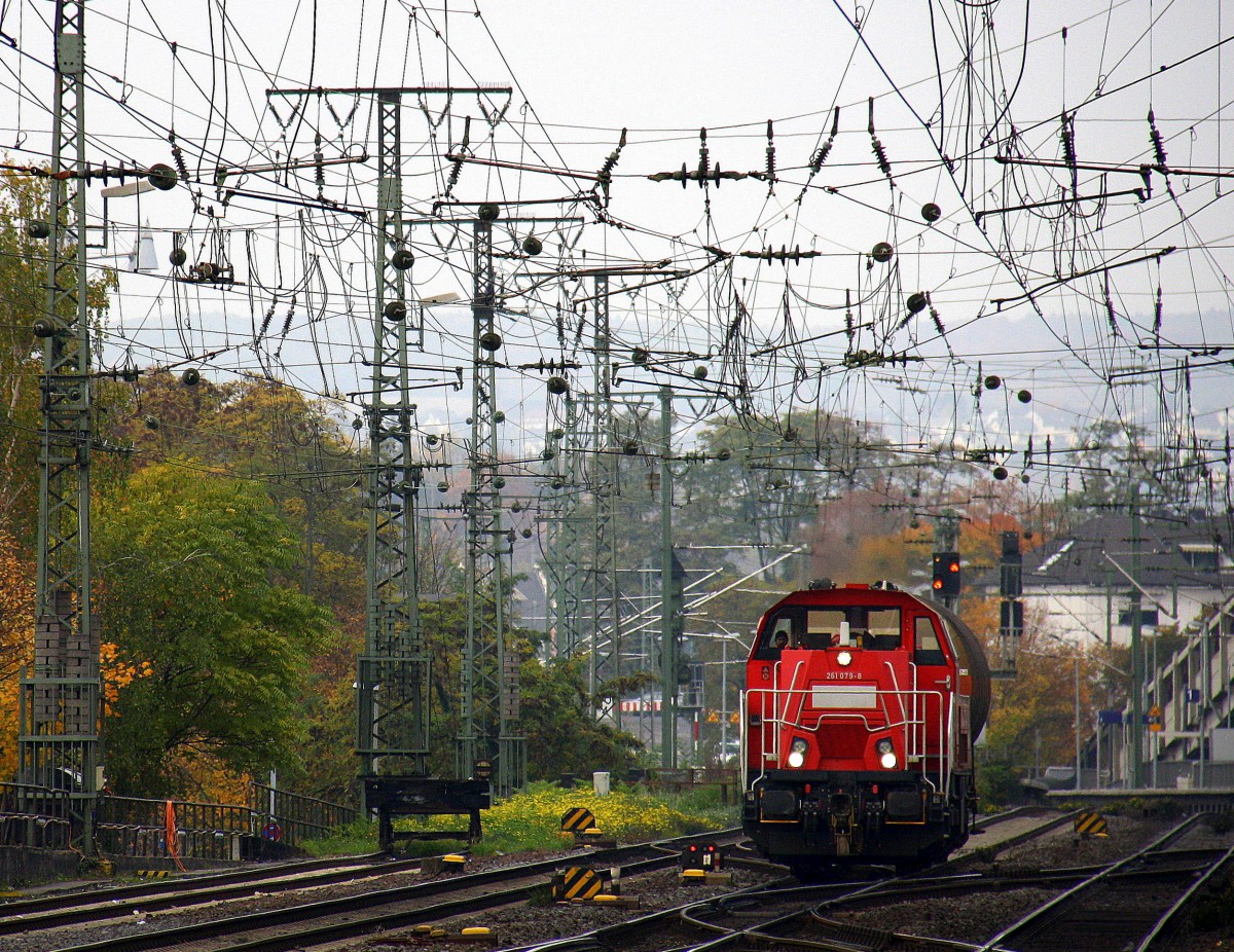 261 079-8 DB  kommt durch den Koblenzer-Hbf mit einem Kesselwagen von Koblenz-Lützel nach Neuwied.
Aufgenommen vom Bahnsteig 2 von Koblenz-Hbf.
Bei Wolken am Nachmittag vom 30.10.2015. 