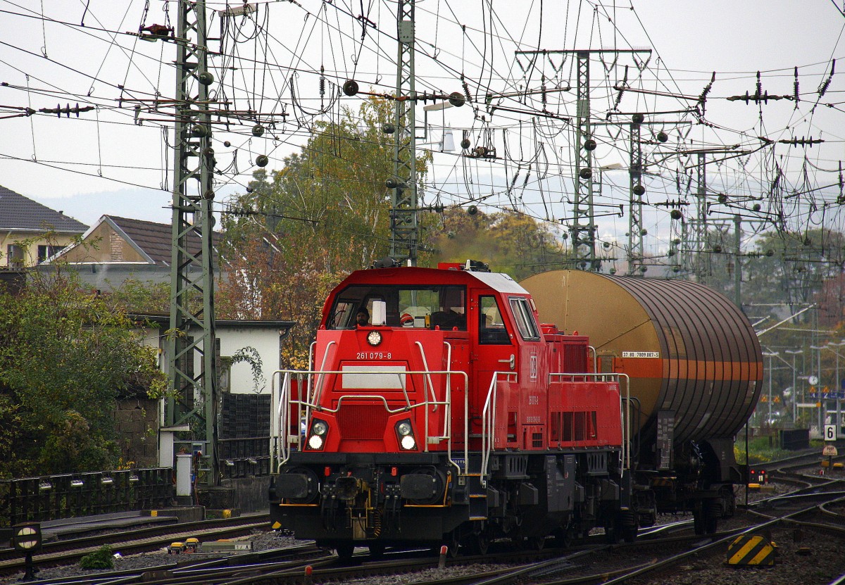 261 079-8 DB kommt durch den Koblenzer-Hbf mit einem Kesselwagen von Koblenz-Lützel nach Neuwied. Aufgenommen vom Bahnsteig 2 von Koblenz-Hbf. Bei Wolken am Nachmittag vom 30.10.2015. 