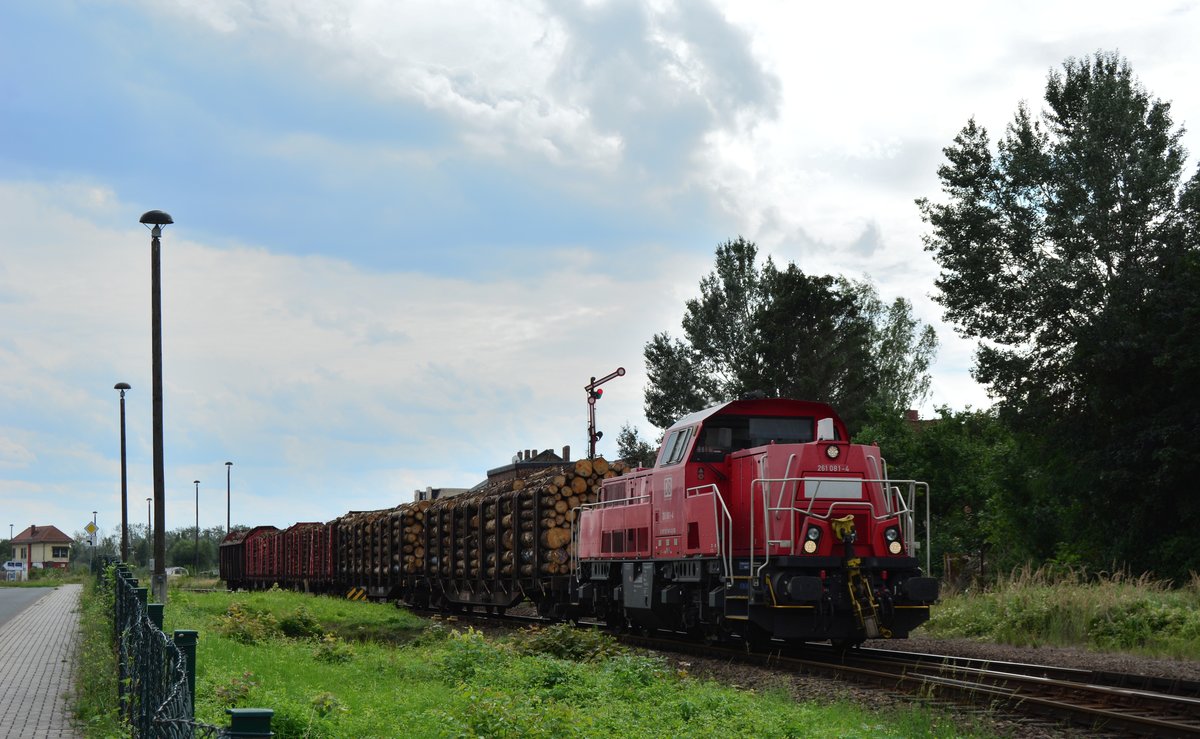 261 081-4 kommt mit einem kurzen Holzzug aus Blankenburg durch Staßfurt gefahren.

Staßfurt 02.08.2017