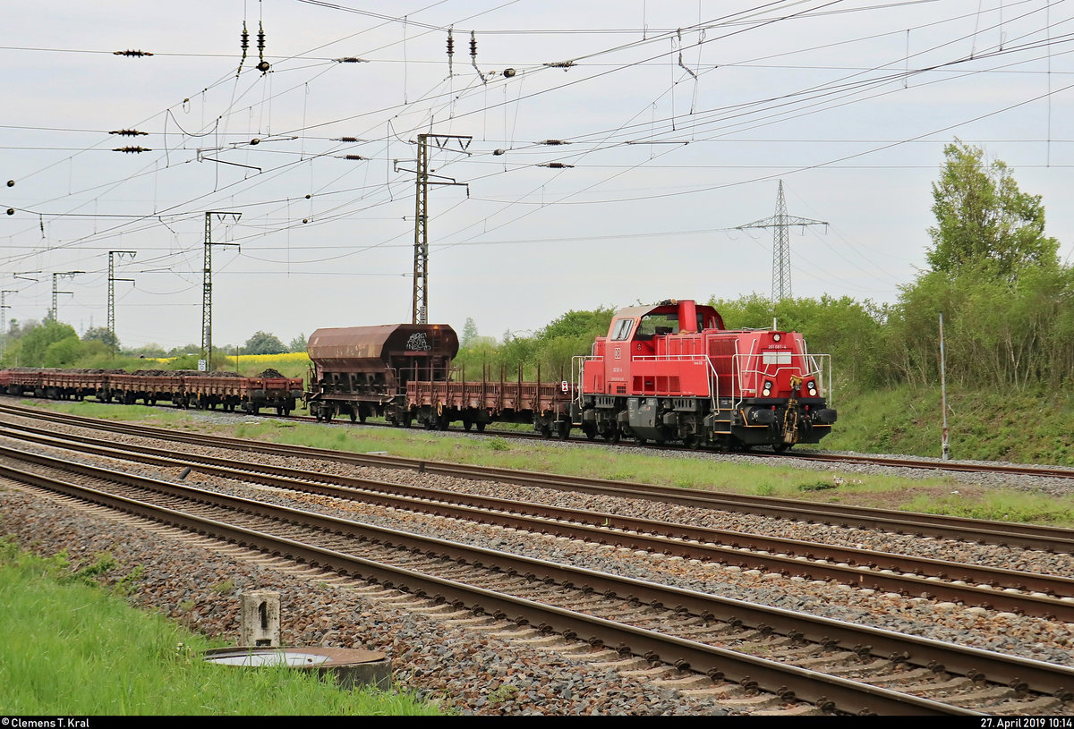 261 081-4 (Voith Gravita) DB rangiert zwei Güterwagen an eine mit Schotter beladene Flachwagen-Gruppe auf einem Abstellgleis im Bahnhof Großkorbetha auf der Bahnstrecke Halle–Bebra (KBS 580).
[27.4.2019 | 10:14 Uhr]