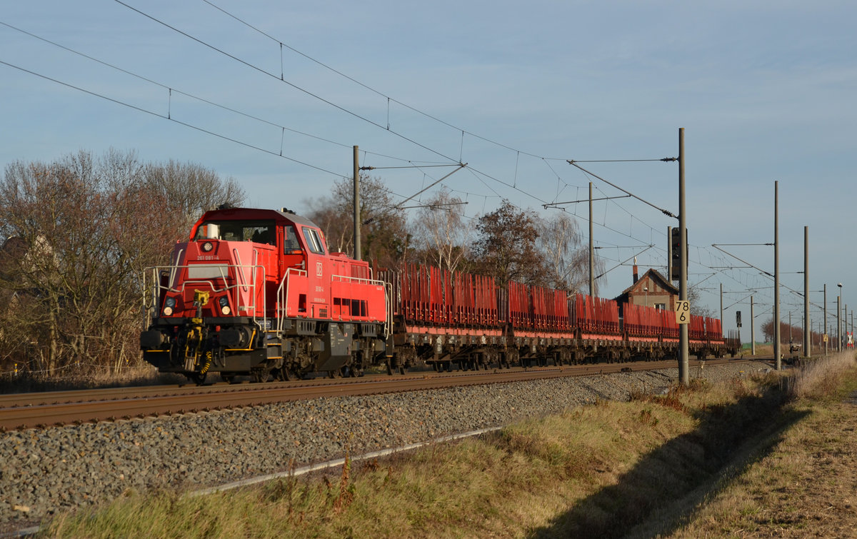 261 081 schleppte am 08.12.16 eine Übergabe, wahrscheinlich aus Köthen kommend, durch Braschwitz Richtung Halle(S).