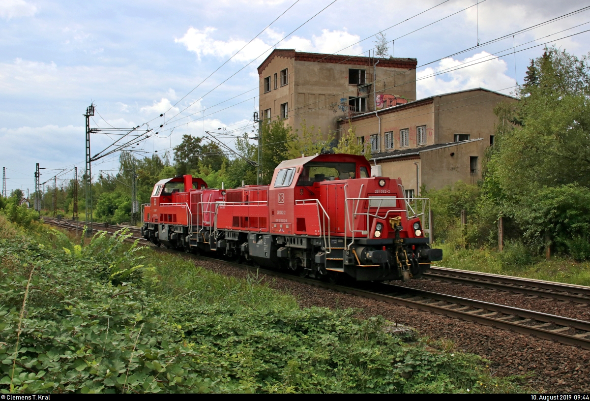 261 082-2 und 261 065-7 (Voith Gravita 10 BB) DB als Lokzug fahren in Gommern auf der Bahnstrecke Biederitz–Trebnitz (KBS 254) Richtung Biederitz.
[10.8.2019 | 9:44 Uhr]
