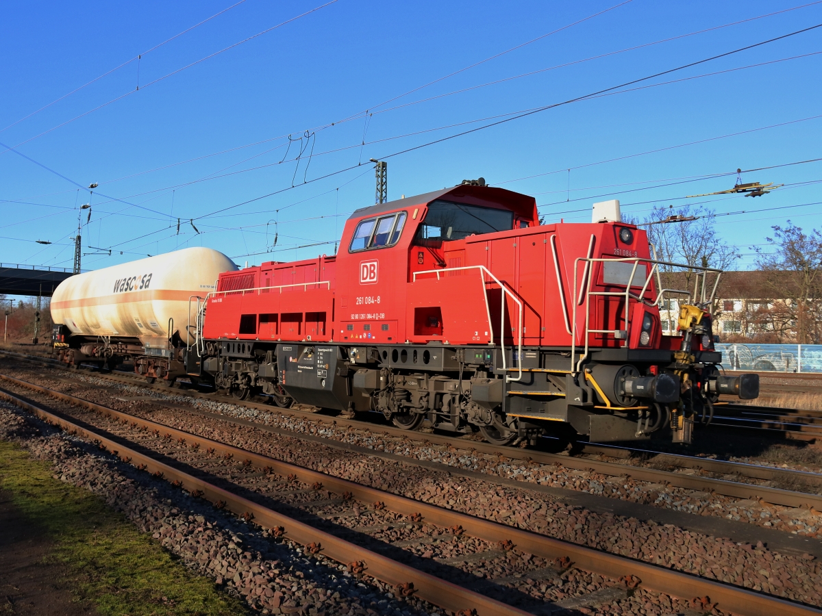 261 084-8 (NVR: 92 80 1261 084-8 D-DB) am 29.12.2016 in Seelze  bei der Arbeit ...<P>
Weitere Bilder zum Thema Bahnfotografie gibt es auf meiner Site unter:<br> 
<a href= http://www.ralf-bueker.de/Ralf's Eisenbahnbilder.htm target= _blank >Ralf's Eisenbahnbilder