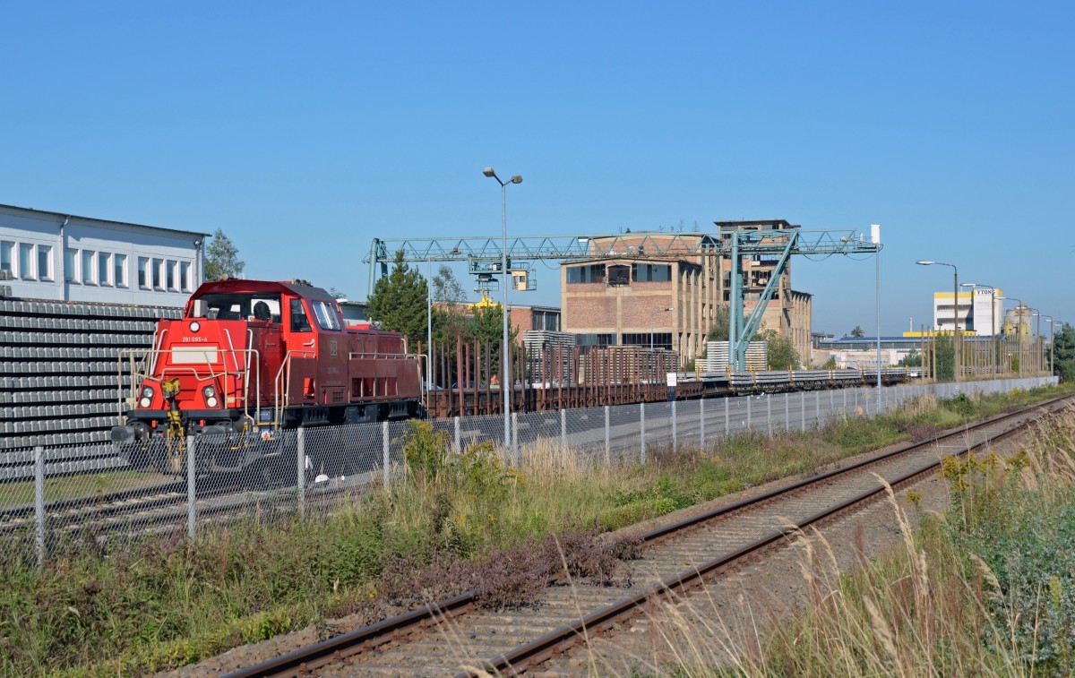 261 095 stand am 02.10.13 mit einem beladenen Schwellenzug im Lauiger Schwellenwerk zur Abfahrt bereit.