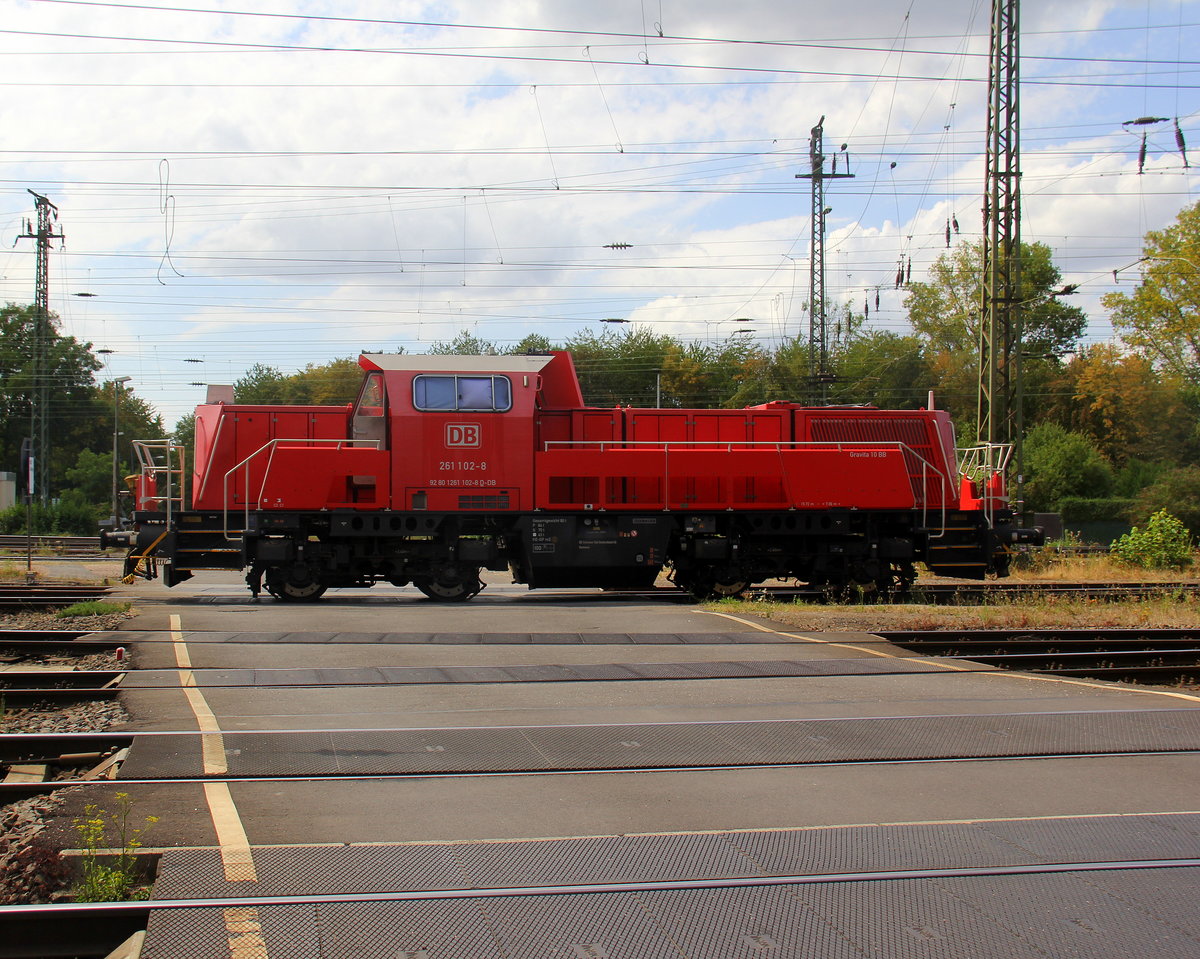 261 102-8 DB rangiert in  Köln-Gremberg.
Aufgenonemmen an einem Bahnübergang von Köln-Gremberg.
Bei Sommerwetter am Mittag vom 31.7.2018.