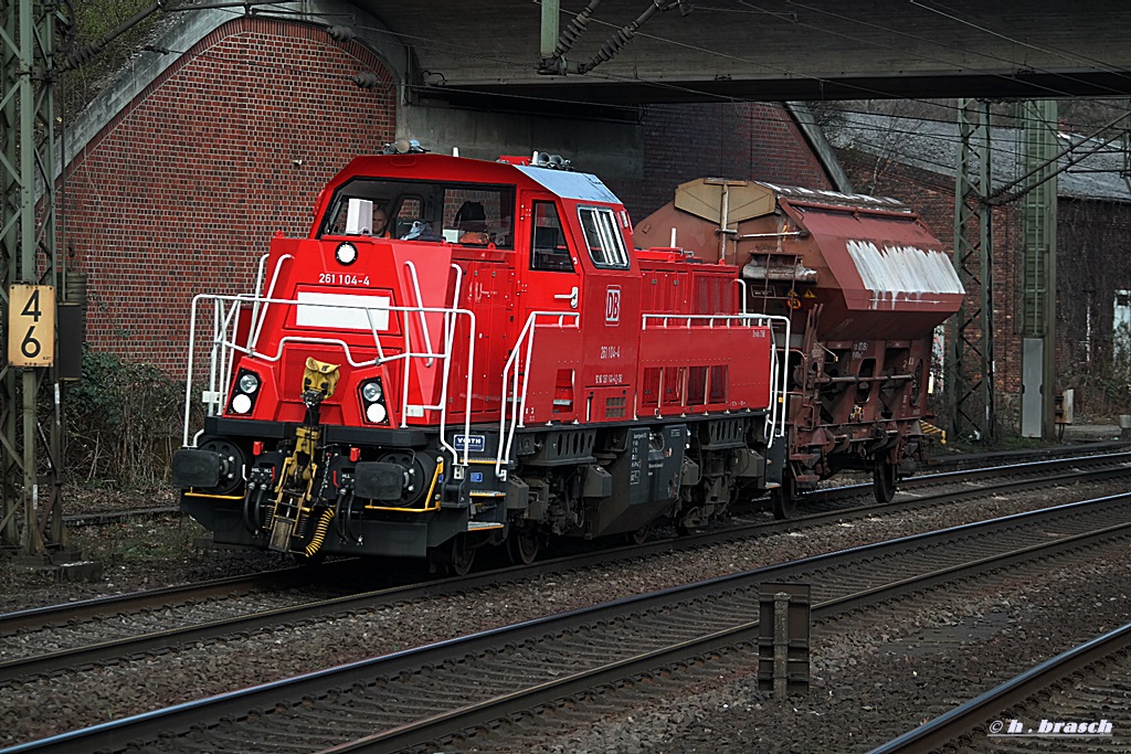 261 104-4 zog einen schüttgutwagen des typs TDS durch hh-harburg 24.02.14