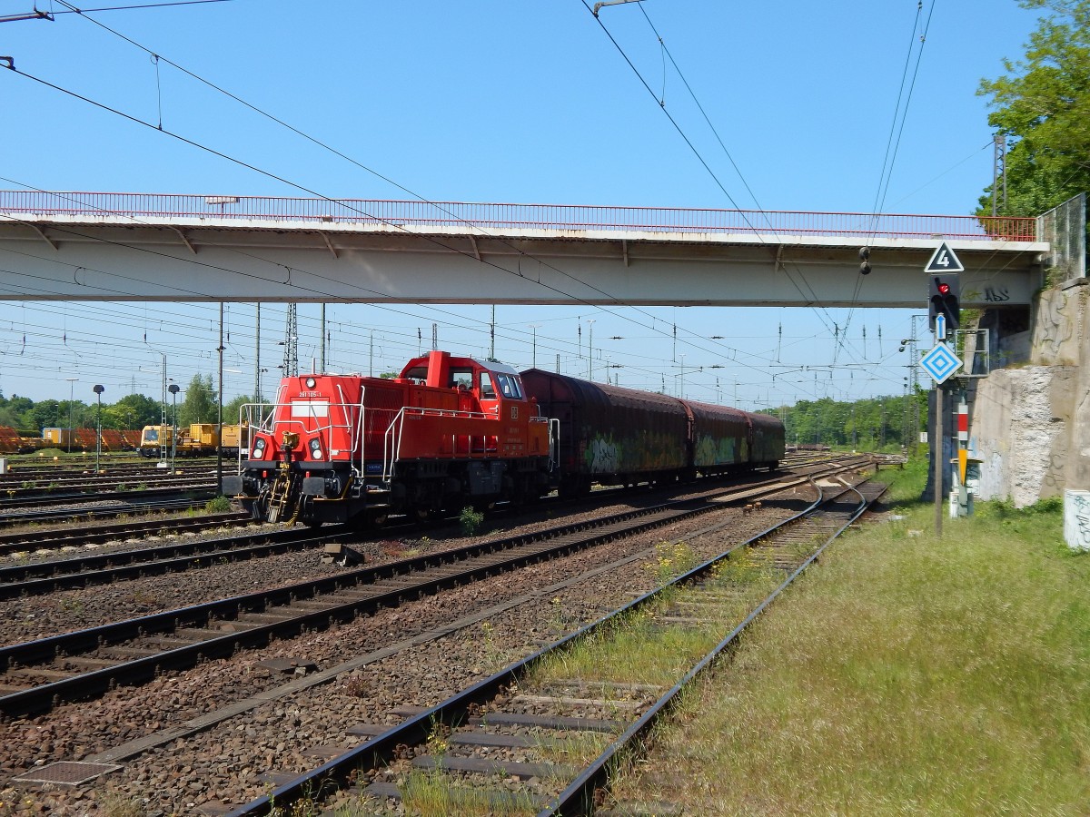 261 105-1 dürfte mit dieser kleinen Fracht keine Probleme haben. Mit nur 3 Wagen kam sie am 15.5.15 durch Entenfang gefahren.

Duisburg 15.05.2015