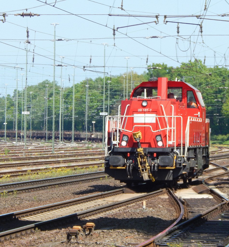 261 107-7 kommt Lz durch Entenfang gefahren.

Duisburg 15.05.2015