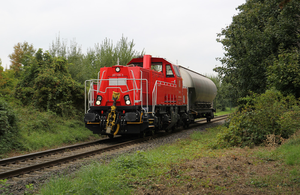 261 108 mit einer umgeleiteten Übergabe in Gustorf am 23. September 2013.