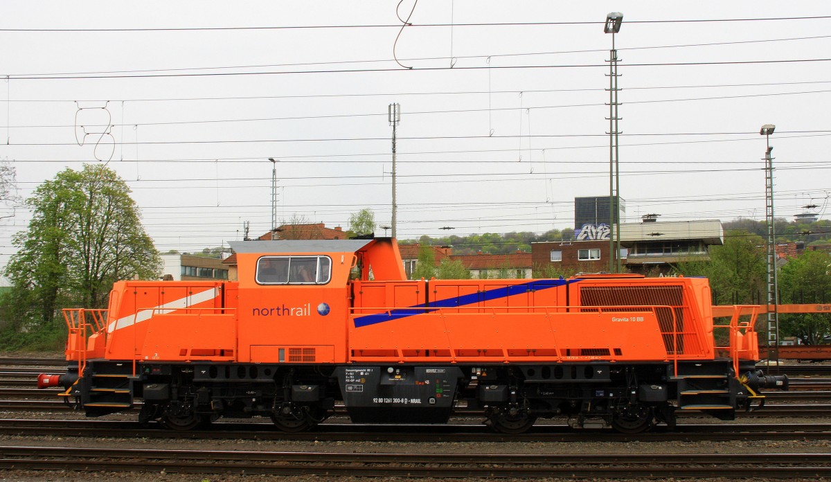 261 300-8 von Northrail und der Rurtalbahn rangiert in Aachen-West.
Aufgenommen vom Bahnsteig in Aachen-West bei Sonne und Wolken am Nachmittag vom 4.4.2014.