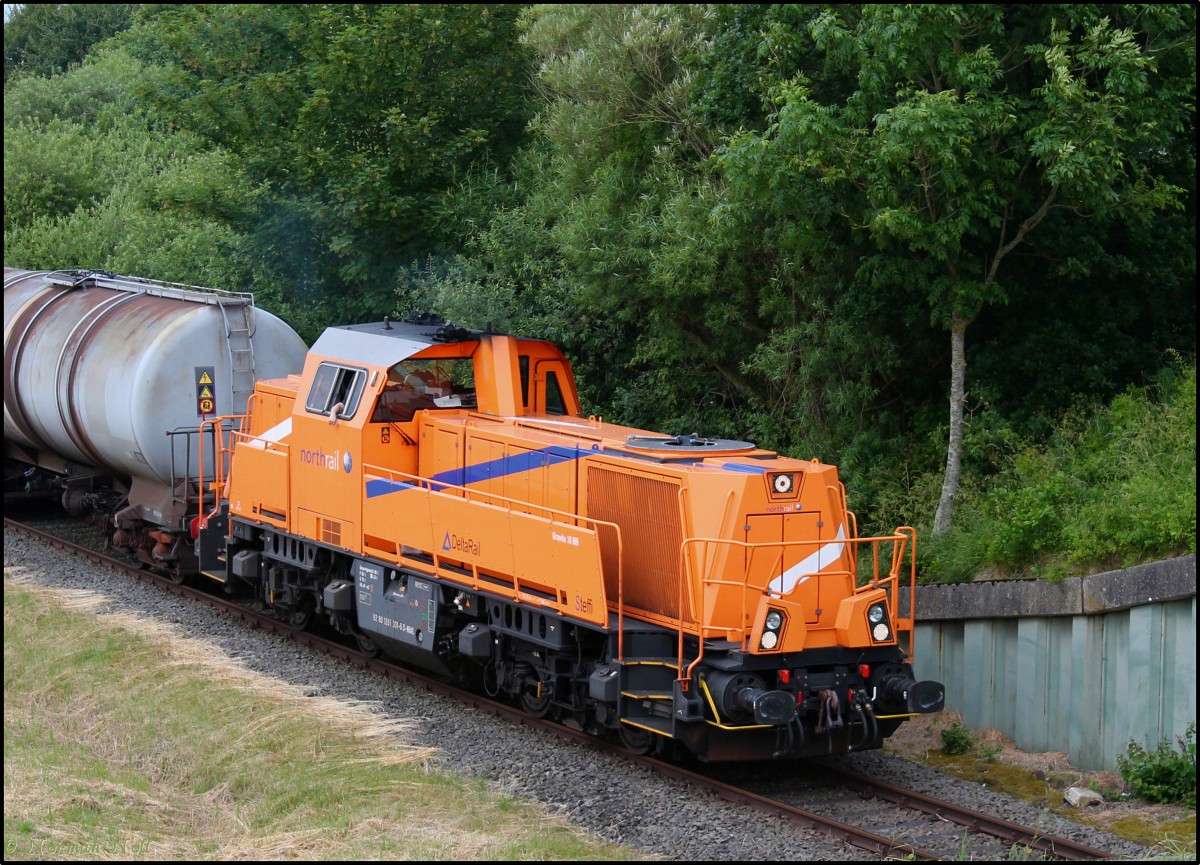 261 301-6 der northrail bei der Ausfahrt mit ihrem Kesselwagenzug von der Tankfarm Hestya in Wilhelmshaven. 18/06/2014