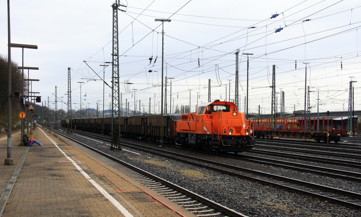 261 302-4 von Northrail und der Rurtalbahn fährt mit einem Bleizug aus Antwerpen-Lillo(B) nach Stolberg-Hammer bei der Ausfahrt von Aachen-West und fährt in Richtung Aachen-Hbf. Aufgenommen vom Bahnsteig in Aachen-West am Nachmittag vom 28.2.2014. 