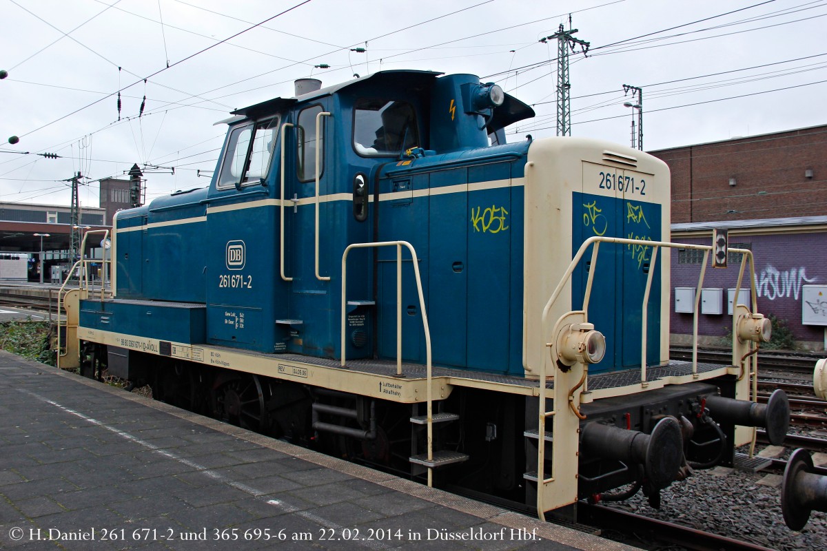 261 671-2 und 365 695-6 von der Aggerbahn standen am 22.02.2014 in Düsseldorf Hbf abgestellt.