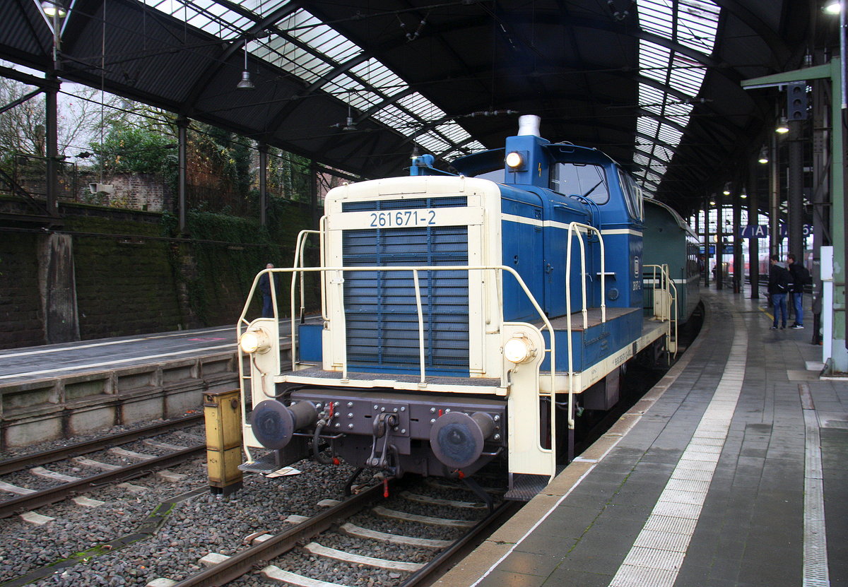 261 671-2  von der Aggerbahn rangiert in Aachen-Hbf mit drei alten Personenwagen als Sonderzug aus Gelsenkirchen-Zoo nach Aachen-Schanz zum Aachener-Weihnachtsmarkt.
Aufgenommen vom Bahnsteig 7 vom Aachen-Hbf. Am Mittag vom 18.12.2016. 