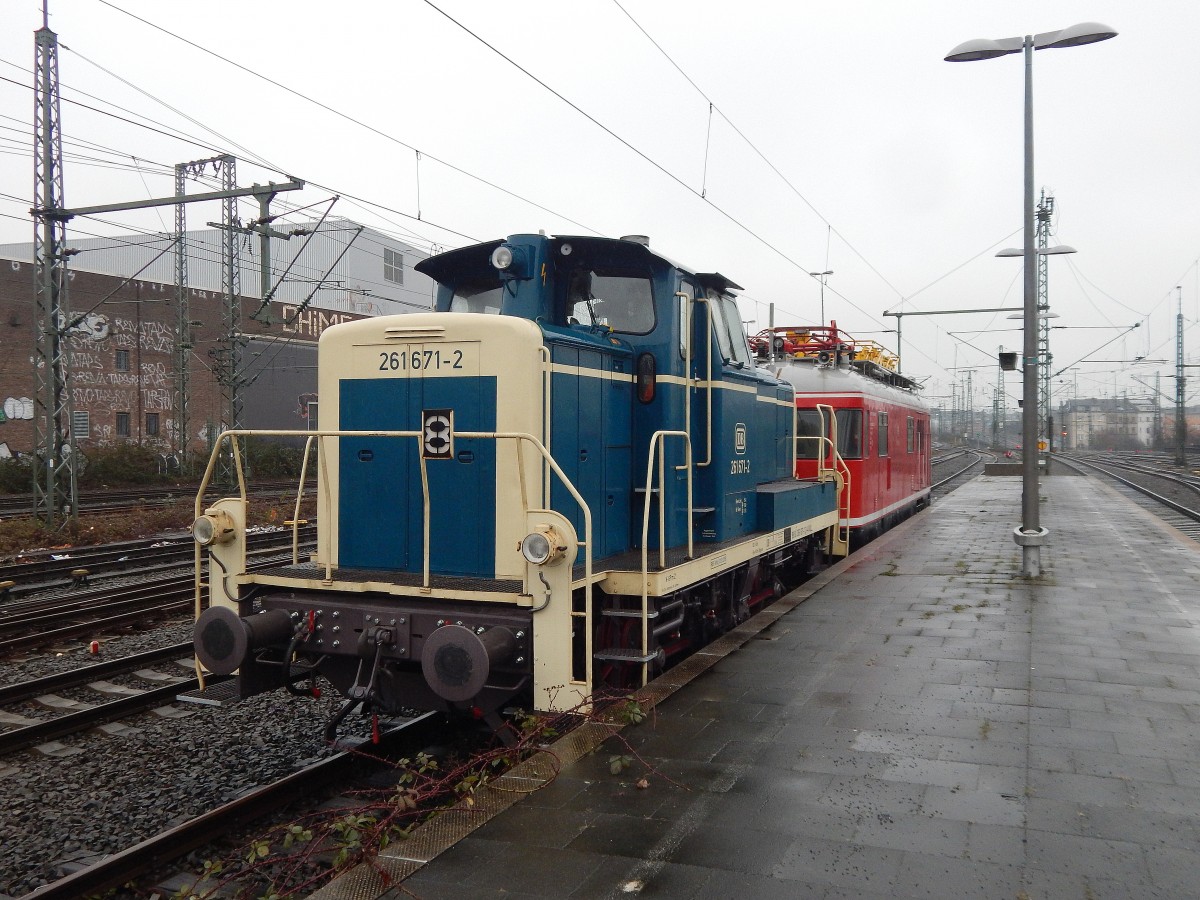 261 671-2 der Aggerbahn stammt vom Bw Köln Nippes und stand am 26.1.15 in Düsseldorf abgestellt.

Düsseldorf 26.01.2015