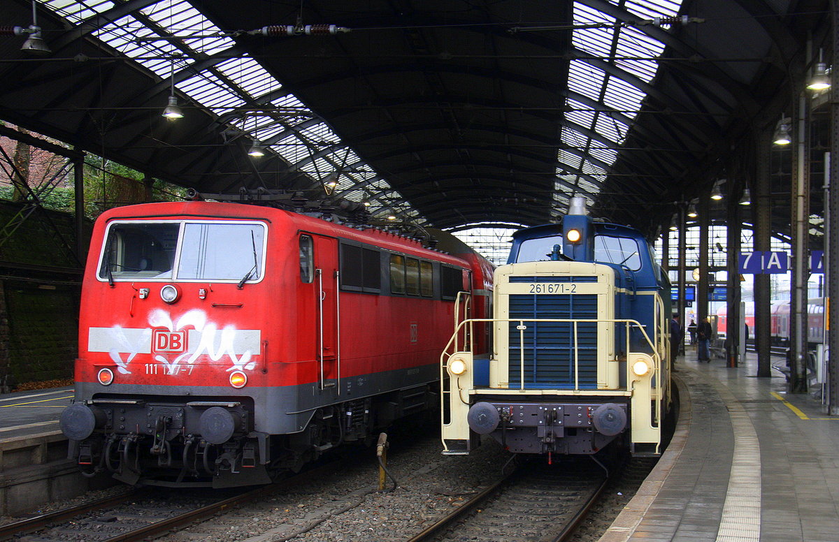 261 671-2 von der Aggerbahn steht in Aachen-Hbf mit drei alten Personenwagen als Sonderzug aus Gelsenkirchen-Zoo nach Aachen-Schanz zum Aachener-Weihnachtsmarkt. 
Und daneben steht eine 111 127-7 DB steht mit dem RE4 von Aachen-Hbf nach Dortmund-Hbf.
Aufgenommen vom Bahnsteig 7 vom Aachen-Hbf. Am Mittag vom 18.12.2016.