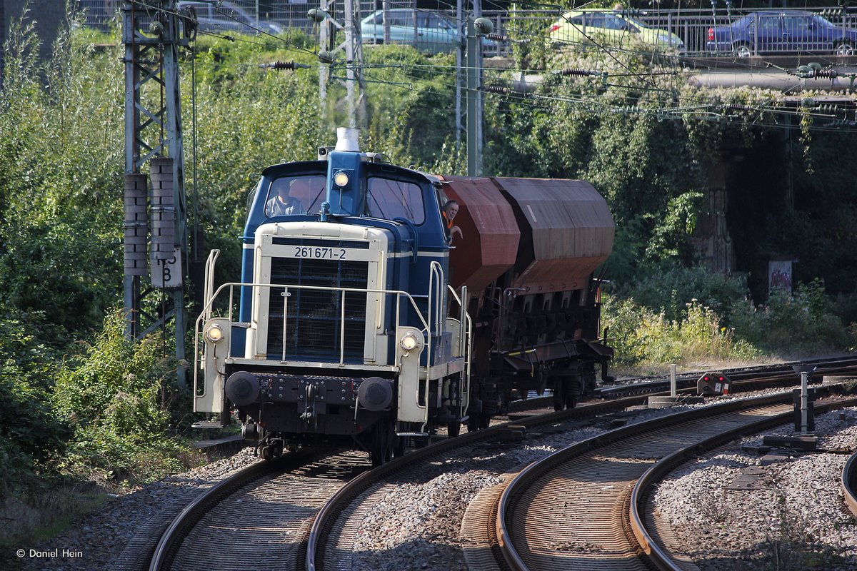 261 671-2 mit zwei Schotterwaggons in Wuppertal, am 24.09.2016.