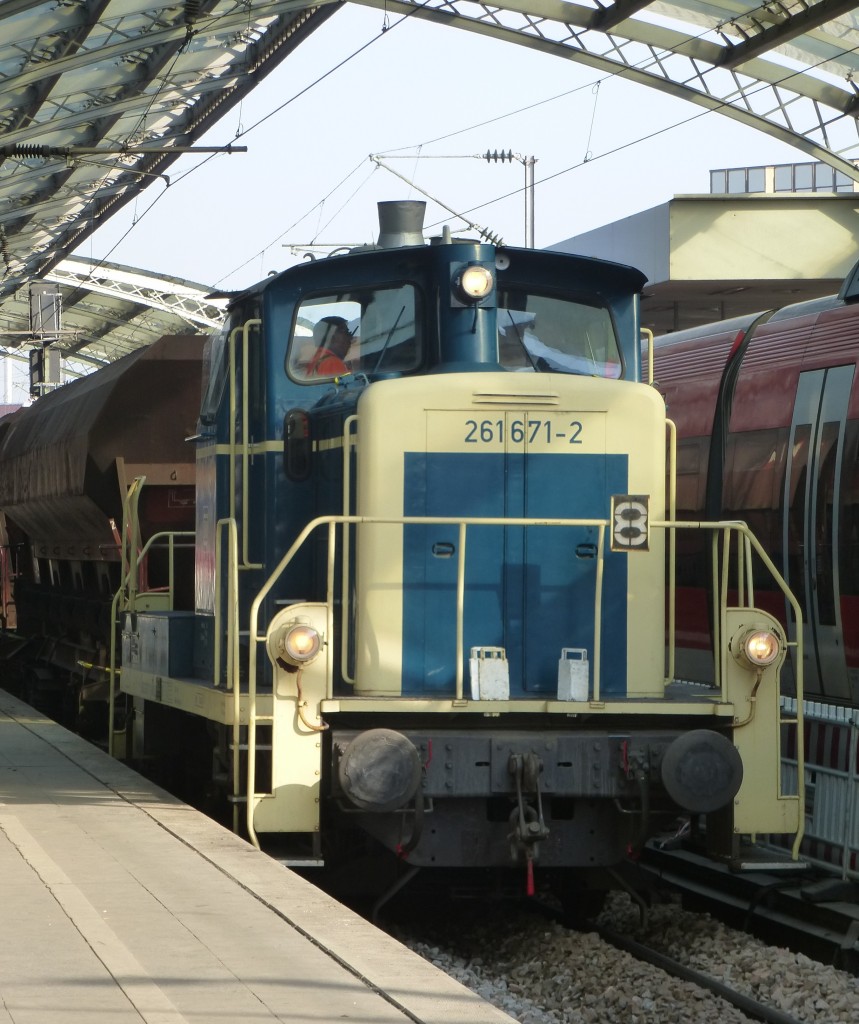 261 671-2 steht hier am 23.08.2013 im Klner Hbf.