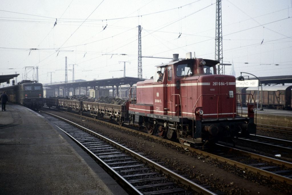 261 684 und 141 in Dortmund Hbf., März 1983