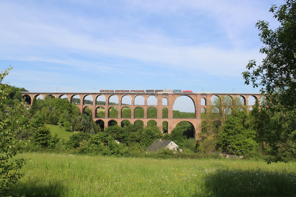 261 xxx mit einer Übergabe zusehen am 21.05.14 auf der Göltzschtalbrücke.