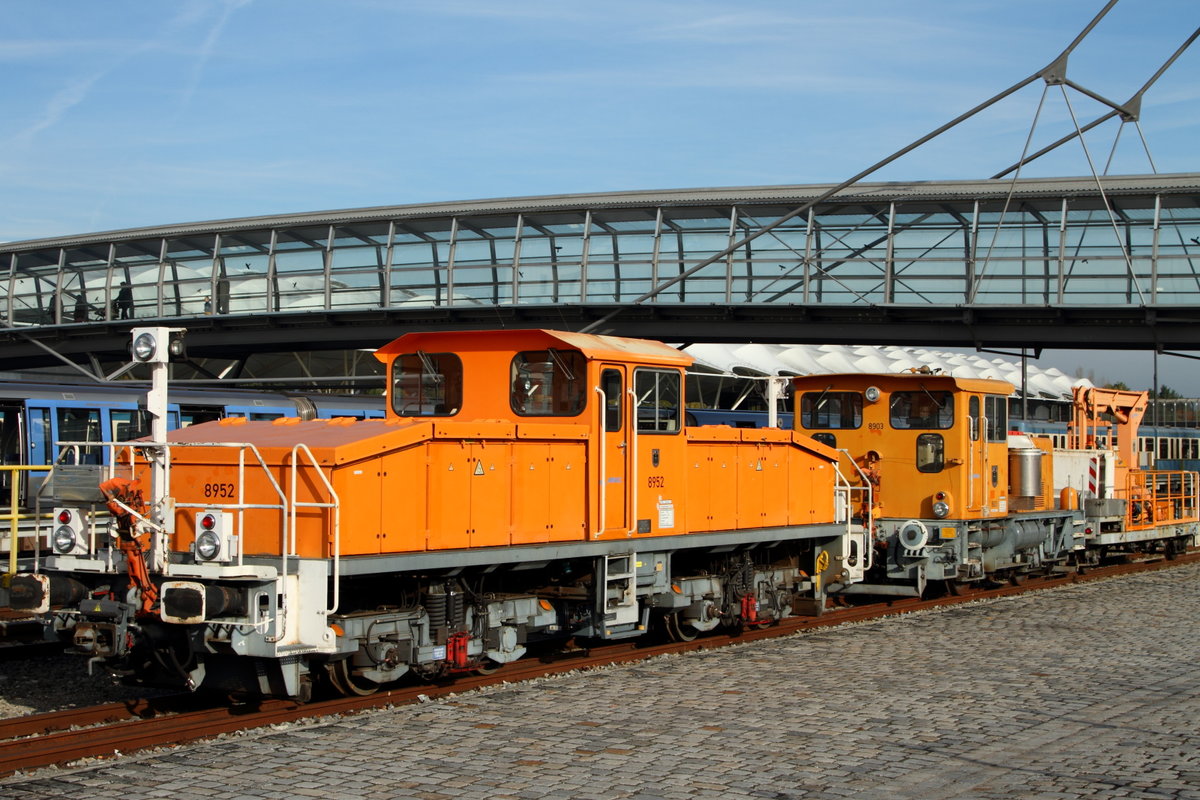 26.10.2017 in Fröttmaning. Dort stehen die U Bahnen der MVG an der Oberfläche, und auch die Werstattwagen sind recht fotogen durch den Zaun zu knipsen.