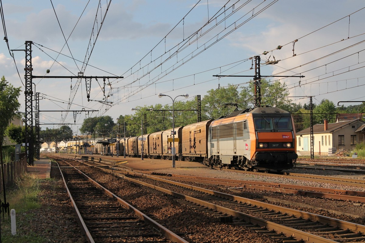 26127 mit einem Güterzug in die Richtung Cahors auf Bahnhof Gourdon am 2-7-2014.