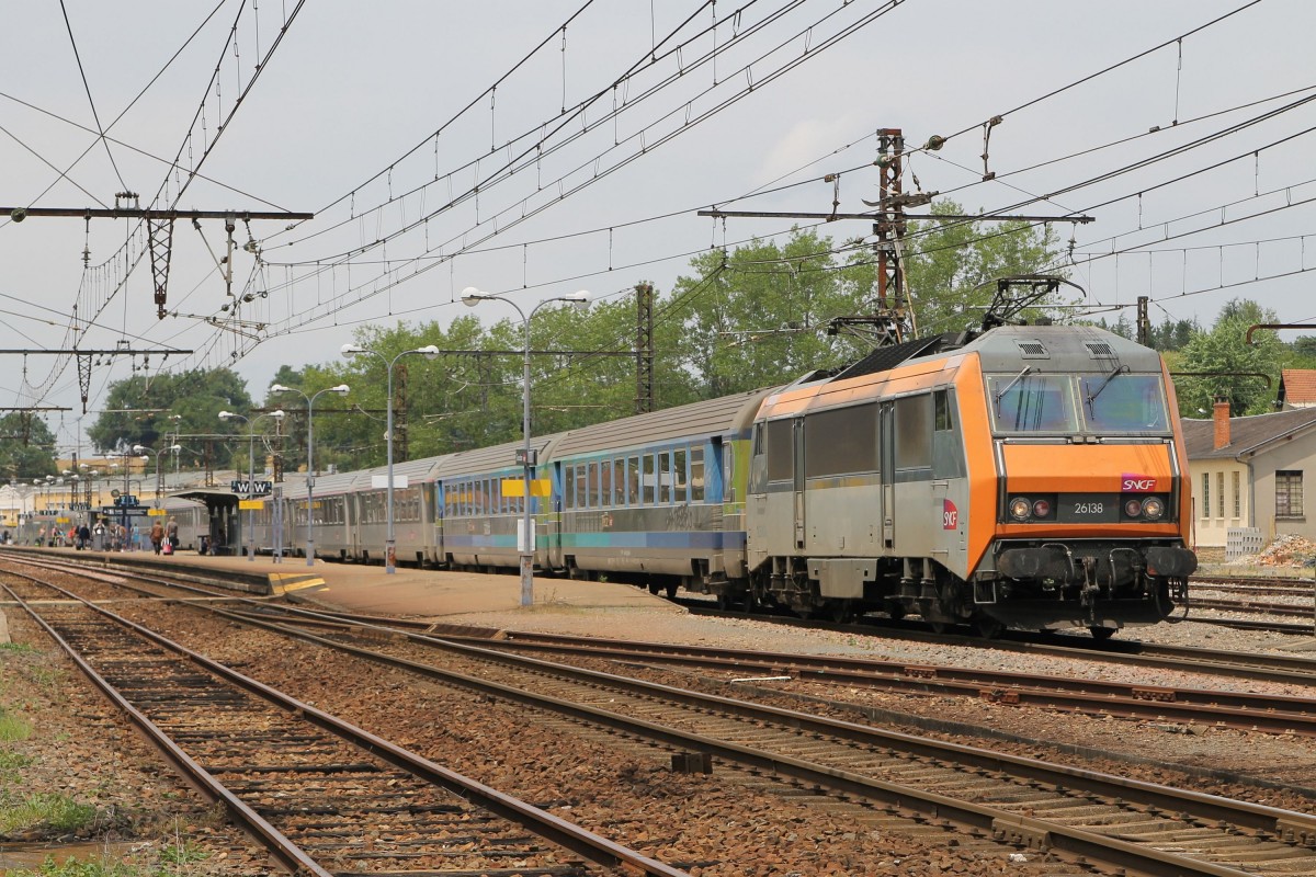 26138 mit IC 3631 Paris Austerlitz-Cerbère auf Bahnhof Gourdon am 28-6-2014.