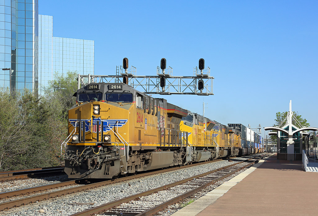 2614, 3024, 5201 & 7797 pass Dallas Union station with a double stack container train, 19 March 2018