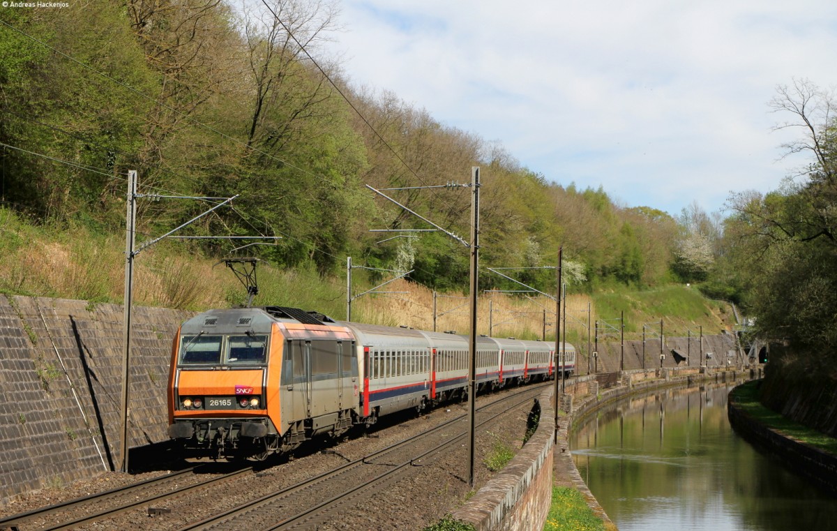 26165 mit dem IC 90 (Basel SBB-Bruxelles-Midi) bei Arzviller 22.4.15