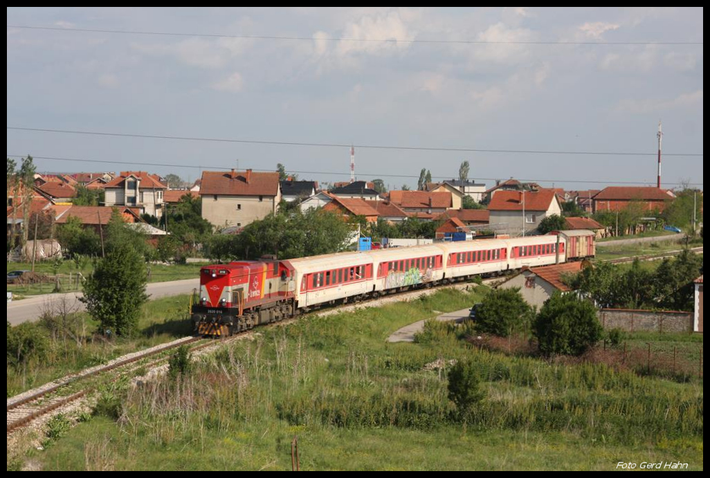 2620-016 hat hier am 21.5.2017 um 16.53 Uhr den IC 761 nach Pec am Haken und hat gerade den Bahnhof Bardh i Madh verlassen.