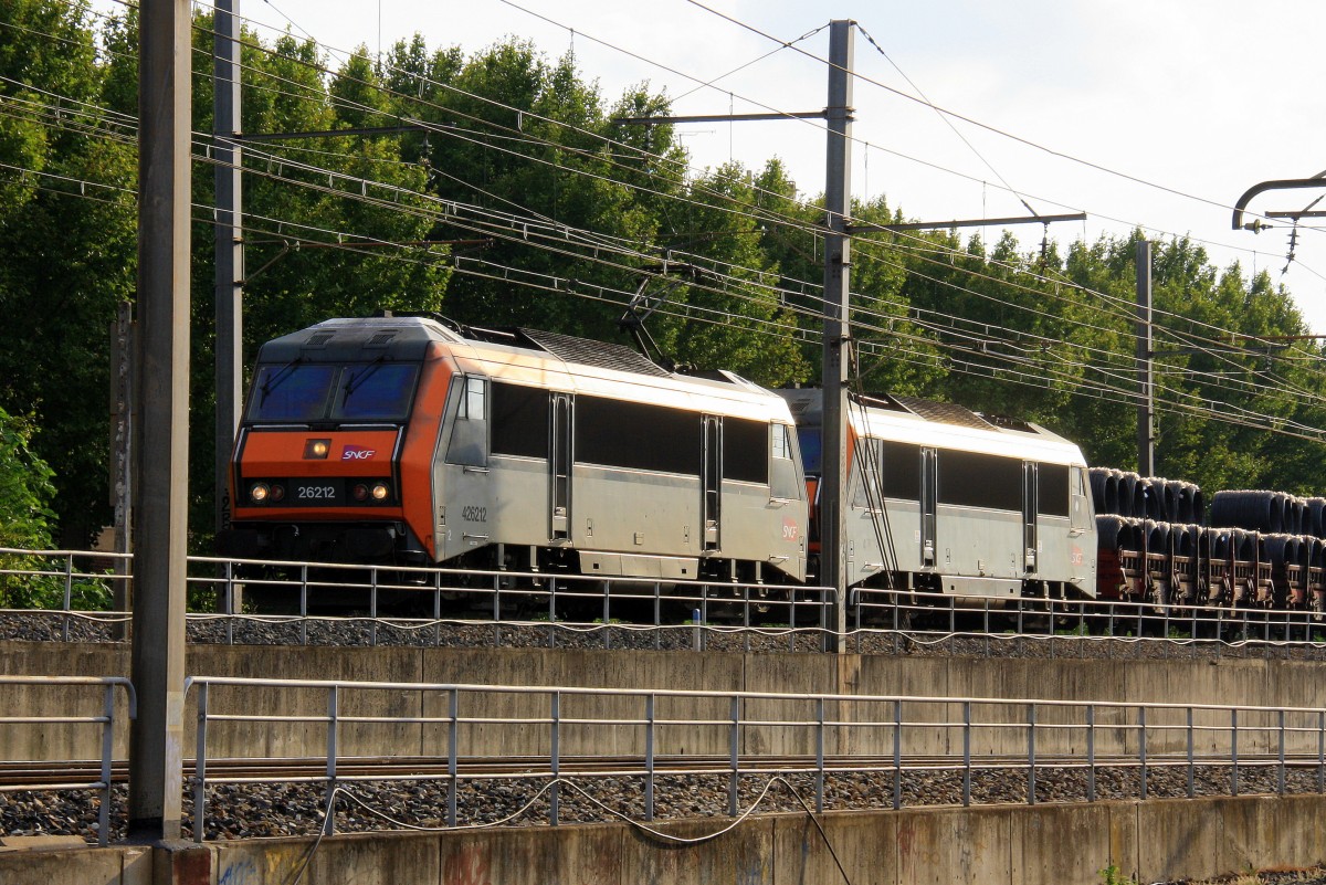26212 SNCF durchfhrt mit einer weiteren Lok und einem langen Drahtrollenzug den Bahnhof von Avignon(F). Bei schnem Sommerwetter am 28.7.2013.