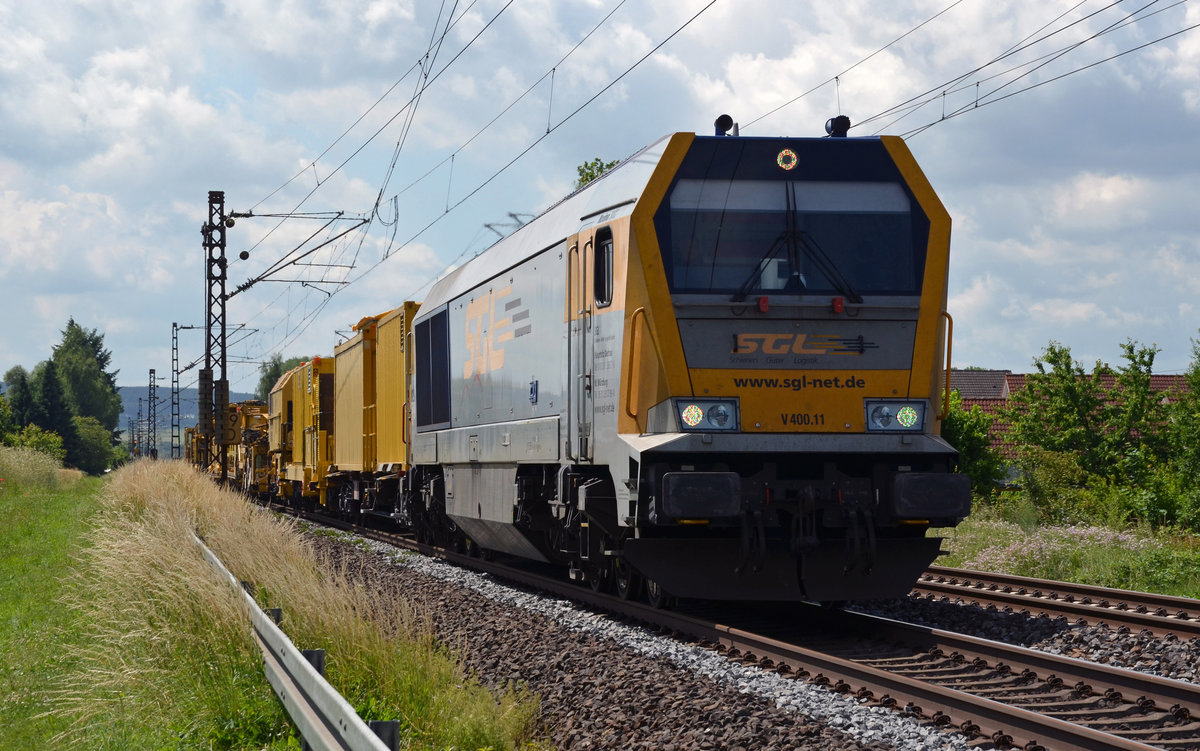 263 002 der SGL schleppte am 16.06.17 einen Bauzug durch Himmelstadt Richtung Gemünden.