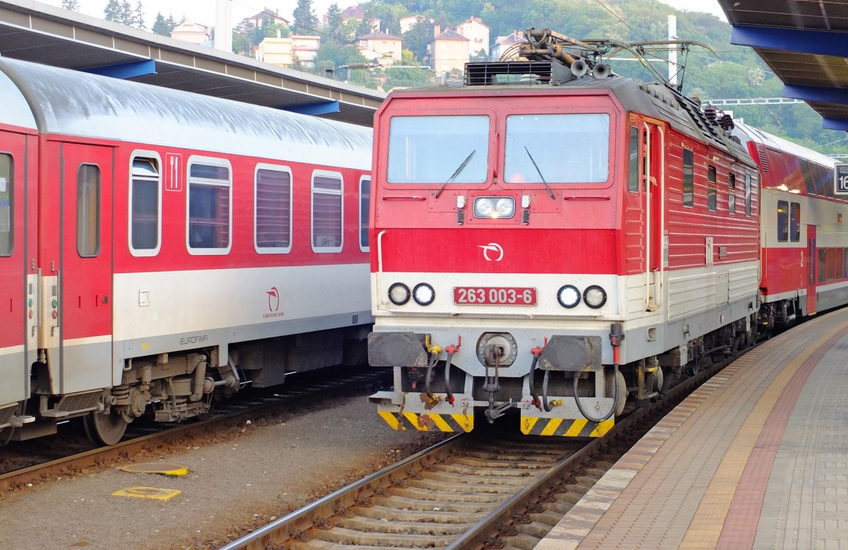 263 003-6 mit Regionalzug S20 / S50 / Os 2003 Kty (04:11) – Bratislava hl. st./Preburg Hbf (05:15/05:22) – Pezinok/Psing (05:38); 22.05.2014