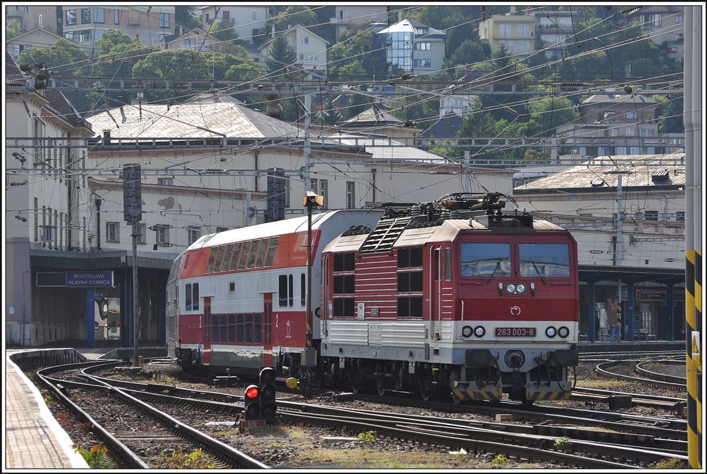 263 003-6 rollt wieder mit gesenkten Stromabnehmern aus dem Bahnhof Bratislava Hlavná Stanica. (01.06.2014)