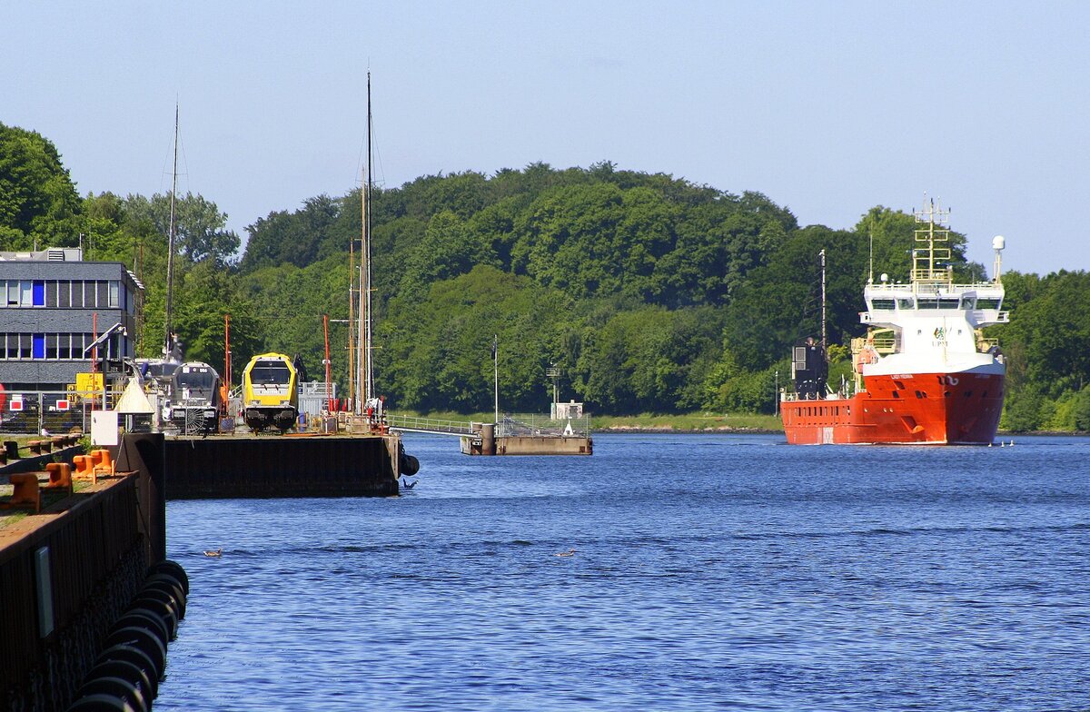 263 004-4 D-VTLT auf Hilfsdrehgestellen an der Kaikante - links daneben vermutlich 263 006 von Starkenberger (006) | Kiel - ebenda (Voith Turbo Lokomotivtechnik) am NOK | Mai 2026 - von Ost nach West aufgenommen -> rechts im Bild: LADY MENNA | IMO 9904340