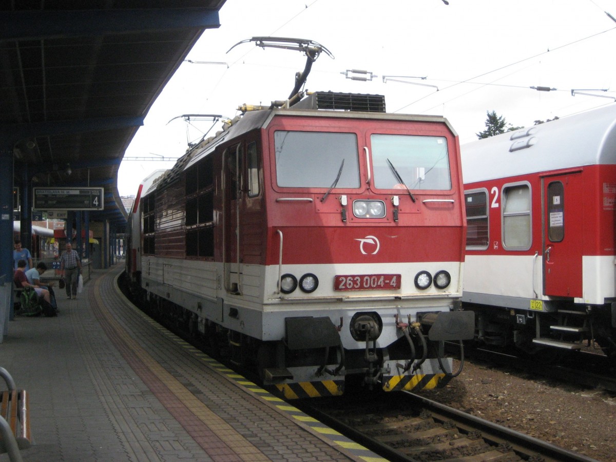 263 004 am 31.07.2014 im Bahnhof Bratislava.